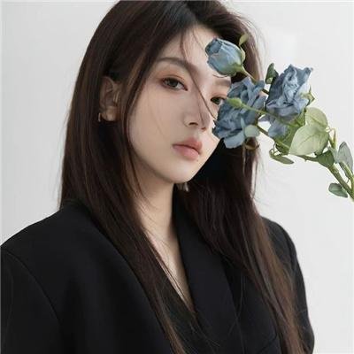 给小酒馆女子喝高杯酒